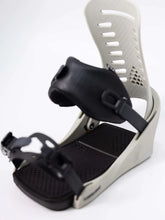 Load image into Gallery viewer, Fix Snowboard Bindings - PAYDAY W24 LIGHT GREY